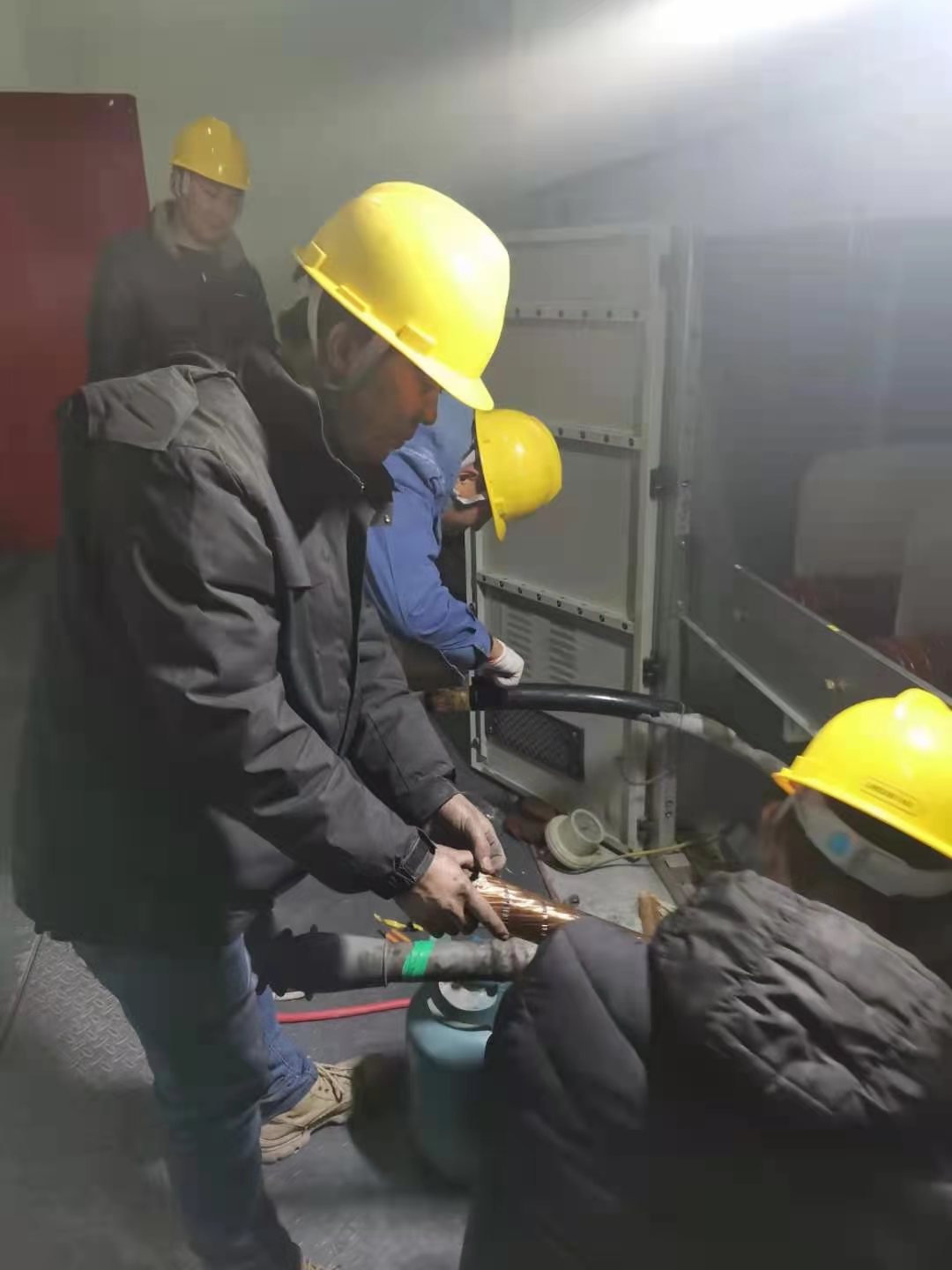 【水發能源】中穆電站連夜搶修只為除夕萬家燈火1.jpg
